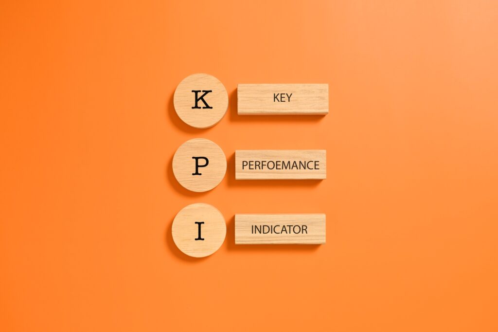 KPI, Key Performance Indicator, Word KPI on wooden blocks, Evaluation and checklist, Business